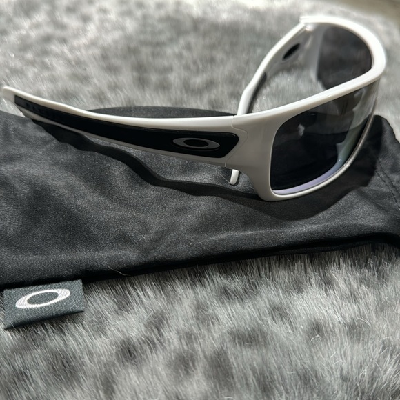 Authentic Oakley Turbine Rotor Mens Sunglasses - Picture 2 of 4